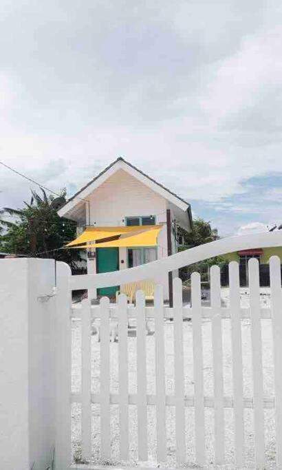 Villa Sea Kecil Tiny House Near Jetty Of Kuala Besut à Kampong Nail Extérieur photo