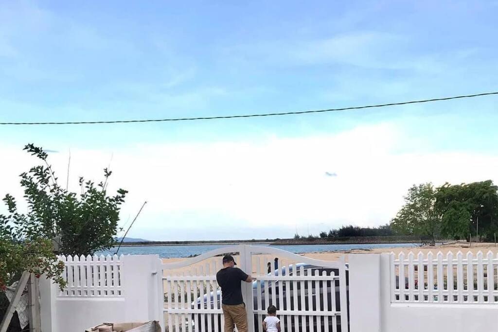 Villa Sea Kecil Tiny House Near Jetty Of Kuala Besut à Kampong Nail Extérieur photo