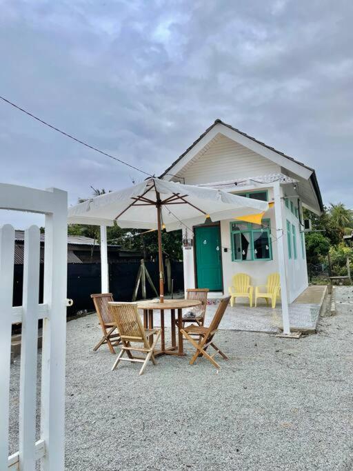 Villa Sea Kecil Tiny House Near Jetty Of Kuala Besut à Kampong Nail Extérieur photo