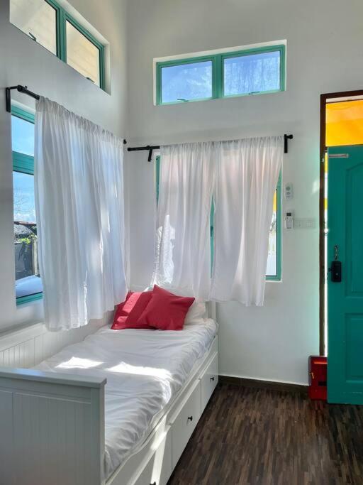 Villa Sea Kecil Tiny House Near Jetty Of Kuala Besut à Kampong Nail Extérieur photo